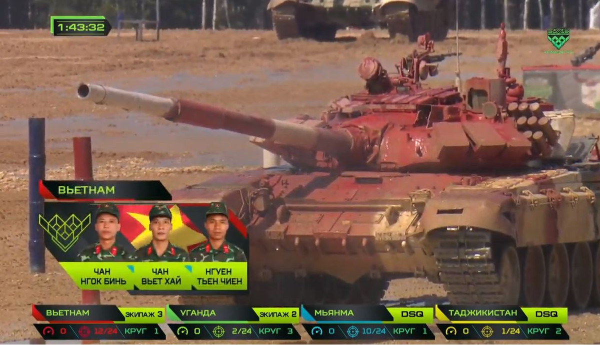 Kíp xe tăng Việt Nam 3 vào cuộc. Ở phần thi của kíp 3, xe tăng của chúng ta vẫn gặp sự cố không thể khai hỏa khẩu PKT, chúng ta chấp nhận xả hết băng để tiết kiệm thời gian. Nguồn ảnh: Tzvezda