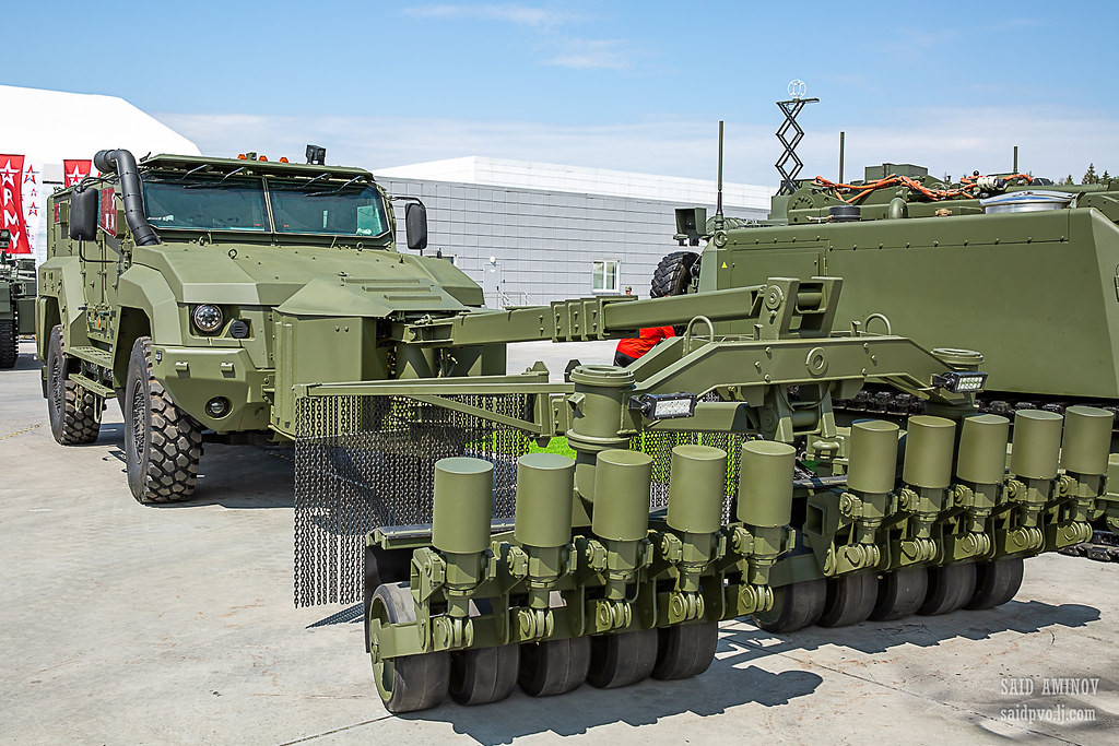 Xe thiết giáp kháng mìn KAMAZ-53949 Typhoon-K vẫn là "khách mời quen thuộc" của Army 2019, tuy nhiên năm nay nó xuất hiện với "trang sức" - hệ thống quét mìn bộ binh. Nguồn ảnh: SAID AMINOV