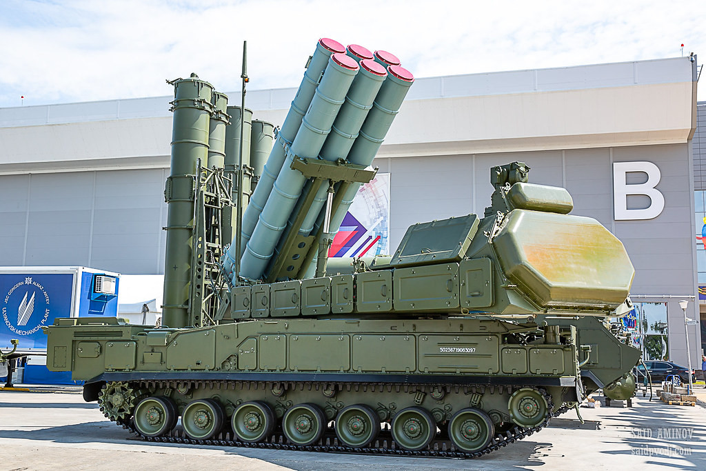 Bệ phóng tự hành 9A317ME của tổ hợp tên lửa phòng không tầm trung 9K317ME Viking hay còn được biết tới với cái tên Buk-M3. So với Buk-M2, bản M3 được làm mới bệ phóng với các ống phóng chứa đạn thay vì đặt đạn tên lửa “lộ thiên”. Nguồn ảnh: SAID AMINOV