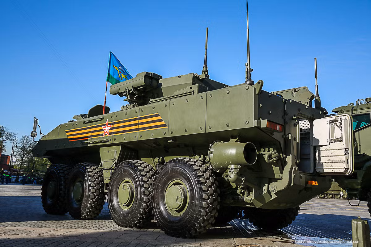 Ngoài hỏa lực, một ưu điểm không thể chối cãi của Boomerang là khả năng "dỡ quân" từ cửa hậu thay vì cửa hông như dòng xe BTR-80 thời Liên Xô. Điều này cho phép các binh sĩ được che chắn an toàn trước hỏa lực phía trước. Nguồn ảnh: tanksdb.ru