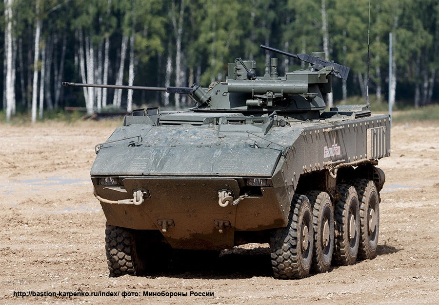 VPK-7829 Boomerang (hay còn gọi là Bumerang) là dòng xe thiết giáp đa nhiệm được phát triển bởi Công ty VPK, sản xuất bởi nhà máy Arzamas với mục tiêu thay thế hoàn toàn các dòng xe BTR-80 thời Liên Xô. Tuy nhiên, sau cùng thì người ta đang phát triển thêm cả phiên bản xe chiến đấu bộ binh nhờ khung gầm tuyệt vời của nó. Nguồn ảnh: Bastion-Kapenko