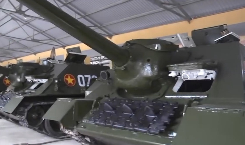 SU-100 nặng 31 tấn, bọc giáp dày từ 20-75mm, trang bị động cơ diesel 500hp cho tốc độ tối đa 48km/h. Nguồn ảnh: QĐND