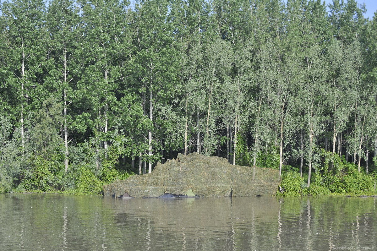 Tàu tuần tiễu của Serbia ngụy trang trên sông. Nguồn ảnh: Bộ Quốc phòng Serbia