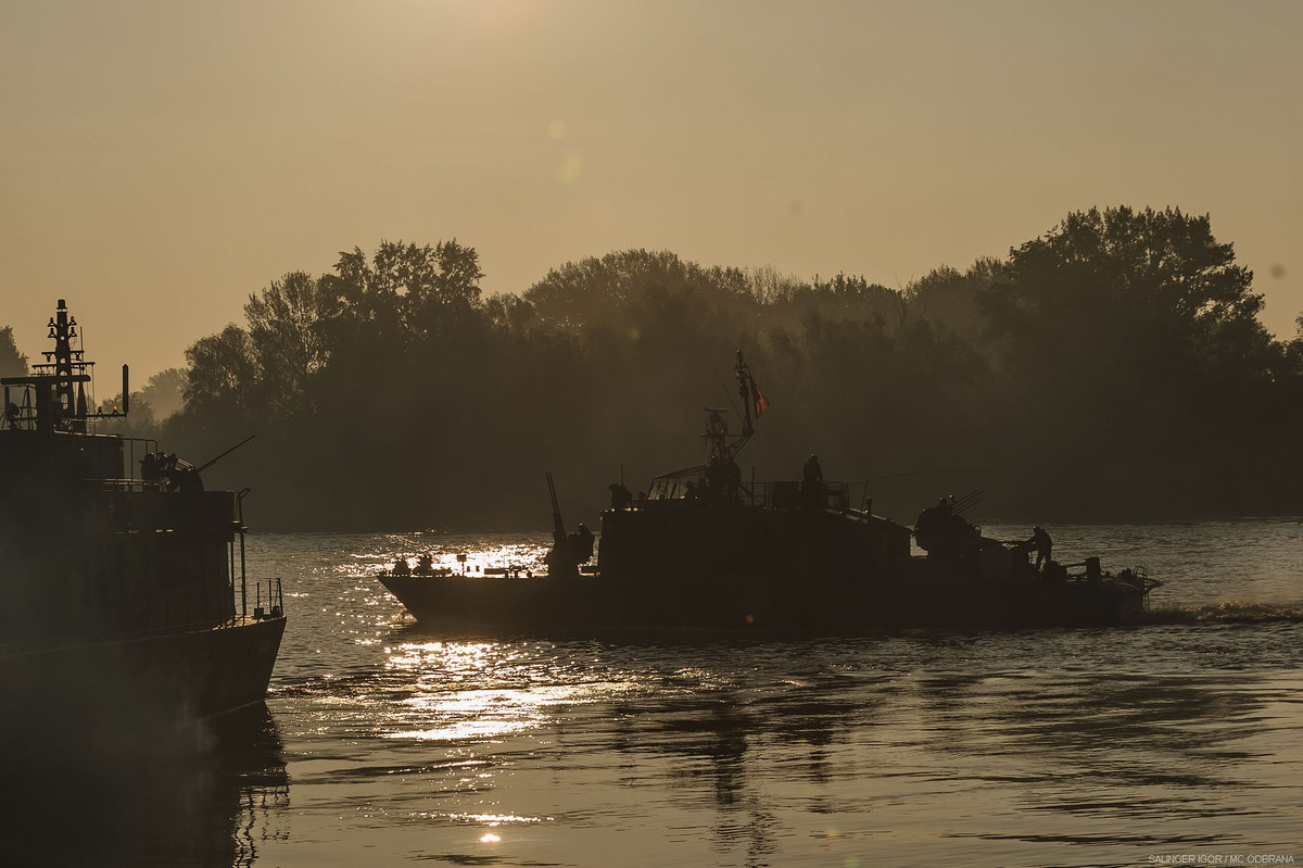 Bức ảnh đẹp chụp ngược sáng đội tàu thủy quân Serbia. Nguồn ảnh: Bộ Quốc phòng Serbia