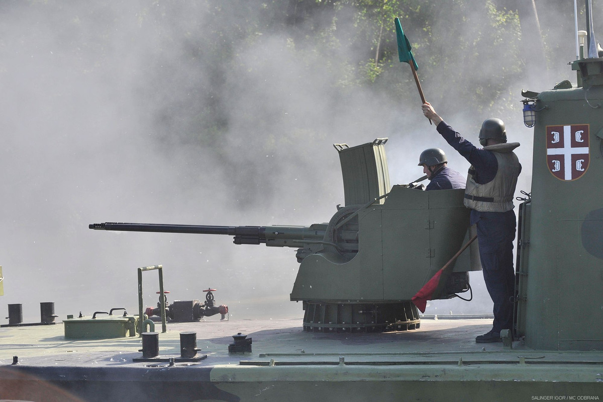 Là một quốc gia không có biển, Serbia chỉ tổ chức lực lượng thủy quân nhỏ với quy mô 500 người để bảo đảm an ninh đường sông cũng như tham gia các nhiệm vụ phòng chống khủng bố, buôn lâu khi cần. Nguồn ảnh: Bộ Quốc phòng Serbia