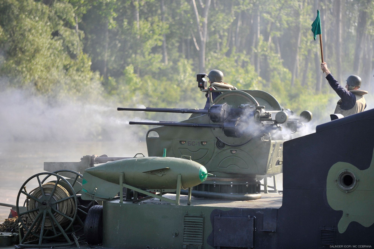 Khai hỏa pháo 20mm vào mục tiêu giả định. Nguồn ảnh: Bộ Quốc phòng Serbia