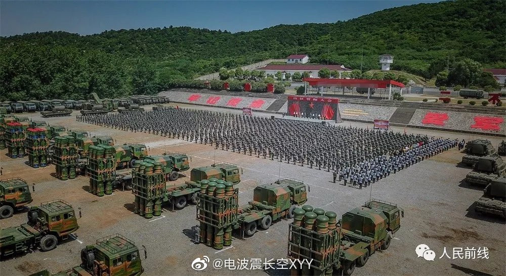 Theo các nguồn tin, một khẩu đội HQ-16 gồm 4 phóng tự hành, một xe chỉ huy và hai xe radar kèm với khí tài đảm bảo, hỗ trợ chiến đấu khác. Như vậy, một sư đoàn có thể gồm 4 khẩu đội. Nguồn ảnh: Sina