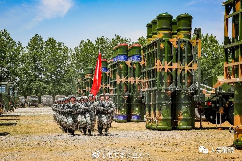 Một bệ phóng tự hành kết cấu 8 ống phóng. Nguồn ảnh: Sina