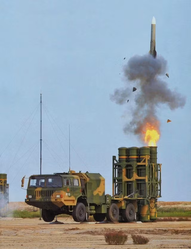 HQ-16 là tổ hợp phòng không tầm trung được Quân đội Trung Quốc phát triển năm 2005 trên cơ sở hệ thống phòng không hải quân Shtil. Tuy vậy, chủ yếu họ chỉ sử dụng lại đạn tên lửa, trong khi các thành phần khí tài khác đều được thiết kế lại phù hợp tác chiến trên bộ. Nguồn ảnh: Military-Today