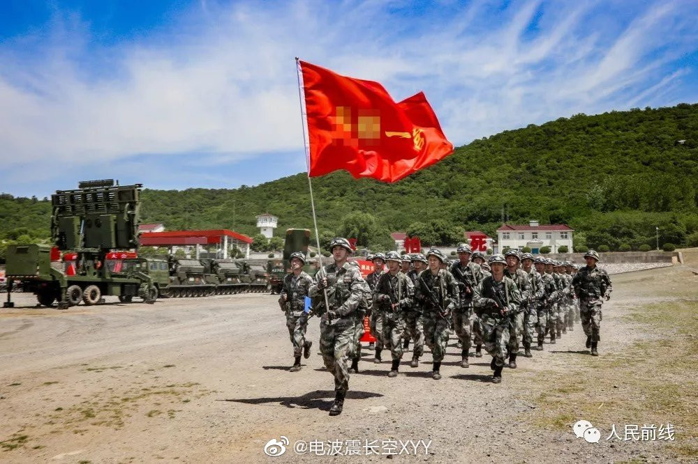 Loại radar với anten cỡ lớn ở góc trái ảnh có lẽ là radar trinh sát cảnh giới tầm xa trang bị cho cấp sư đoàn vì radar của tổ hợp HQ-16 không “đồ sộ” tới vậy. Nguồn ảnh: Sina
