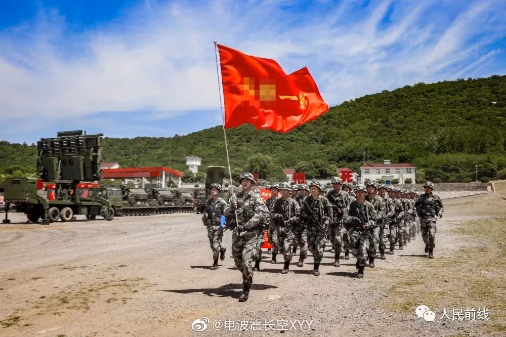 Loại radar với anten cỡ lớn ở góc trái ảnh có lẽ là radar trinh sát cảnh giới tầm xa trang bị cho cấp sư đoàn vì radar của tổ hợp HQ-16 không “đồ sộ” tới vậy. Nguồn ảnh: Sina