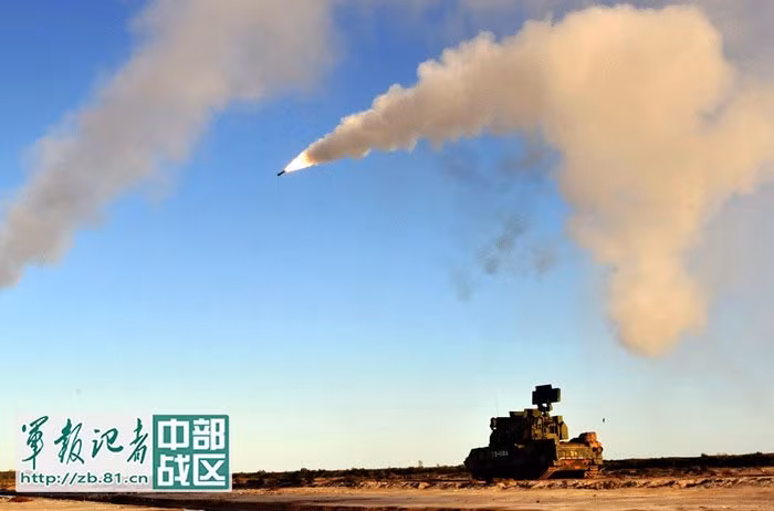 HQ-17 được trang bị kiểu đạn tên lửa có tầm bắn khoảng 12km, trần bay 6km. Nguồn ảnh: zb.81.cn