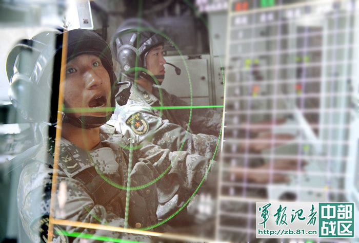 Sau đó, có khả năng họ đã sao chép và cải tiến lại Tor-M1 để tạo ra HQ-17. So với bản Tor của Nga, HQ-17 tích hợp hệ thống nhận dạng địch - ta trên đỉnh trục radar mạng pha điện tử, nâng cấp hệ thống điều khiển hỏa lực và có khả năng kết nối với mạng phòng không Trung Quốc. Nguồn ảnh: zb.81.cn