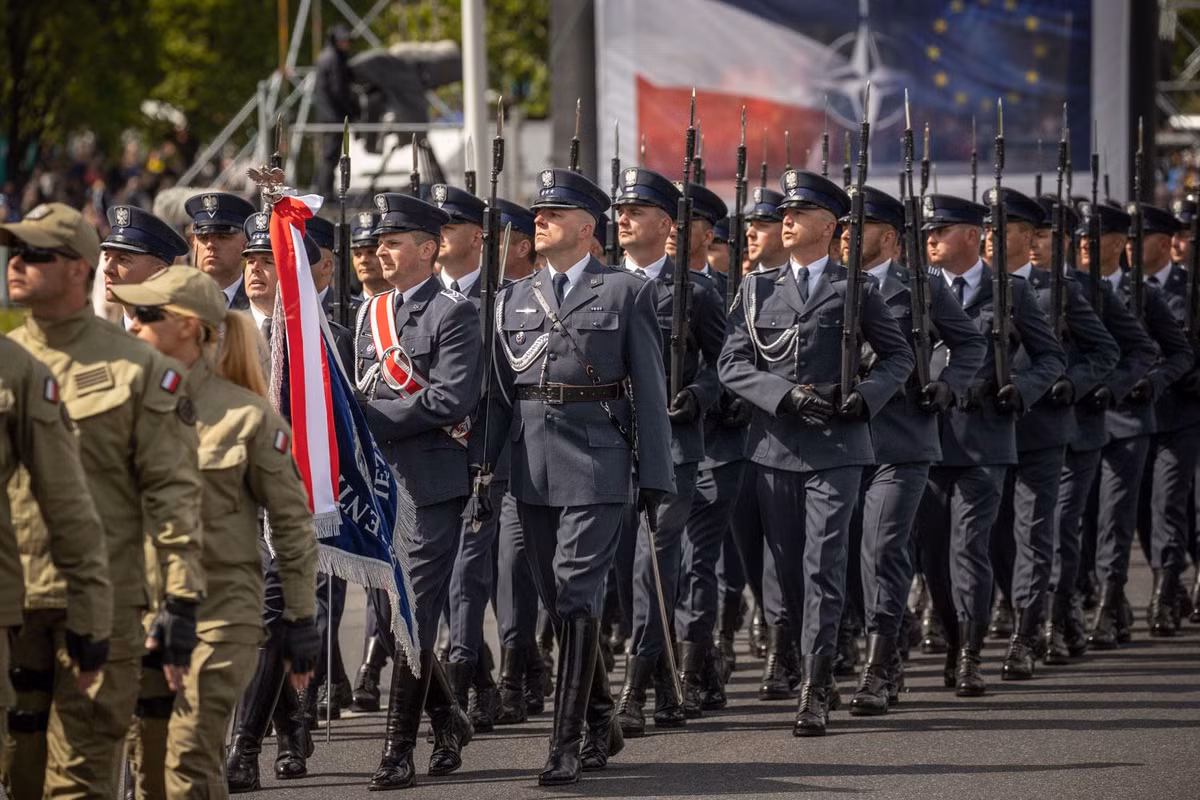Ước tính 2.000 binh sĩ Quân đội Ba Lan và một số nước thuộc khối NATO như Mỹ đã tham gia cuộc duyệt binh. Nguồn ảnh: Bmpd