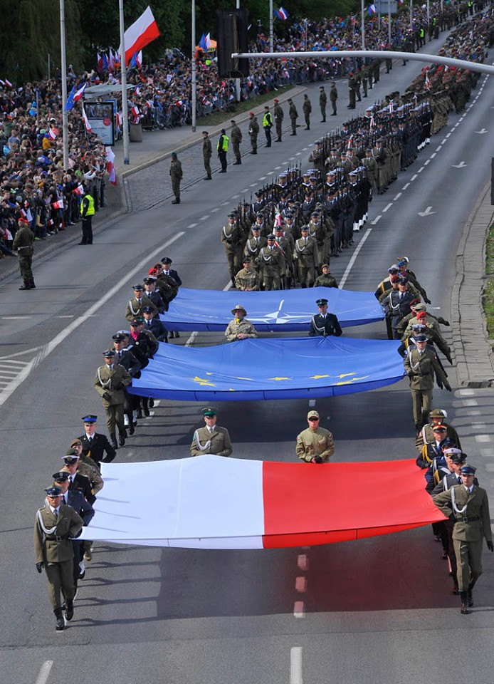 Khoảng 200 xe thiết giáp và nhiều loại khí tài hiện đại đã diễu hành dọc con đường đẹp nhất ở Warsaw. Nguồn ảnh: Bmpd