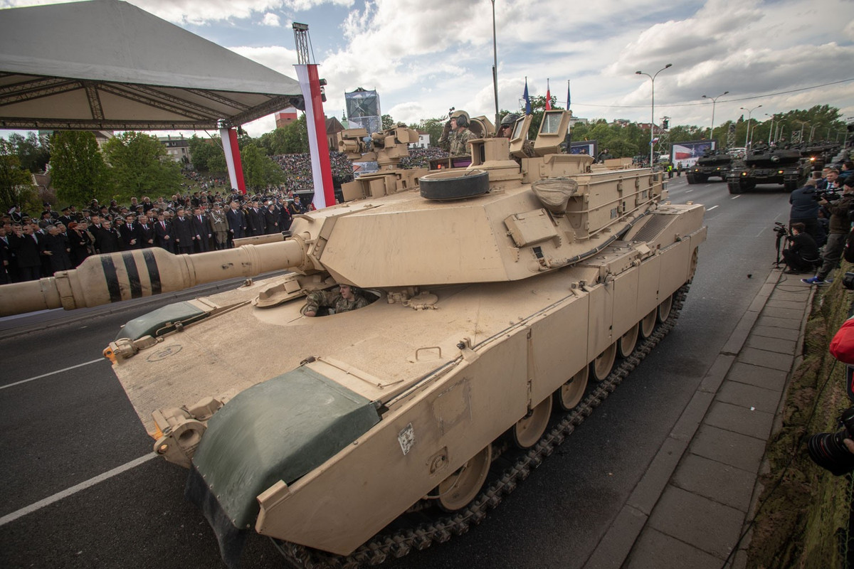 Đáng chú ý, cuộc duyệt binh của Ba Lan còn có sự tham gia của một số phương tiện các nước NATO như tăng M1 Abrams của Quân đội Mỹ. Nguồn ảnh: Bmpd