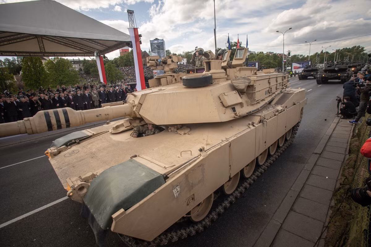 Đáng chú ý, cuộc duyệt binh của Ba Lan còn có sự tham gia của một số phương tiện các nước NATO như tăng M1 Abrams của Quân đội Mỹ. Nguồn ảnh: Bmpd