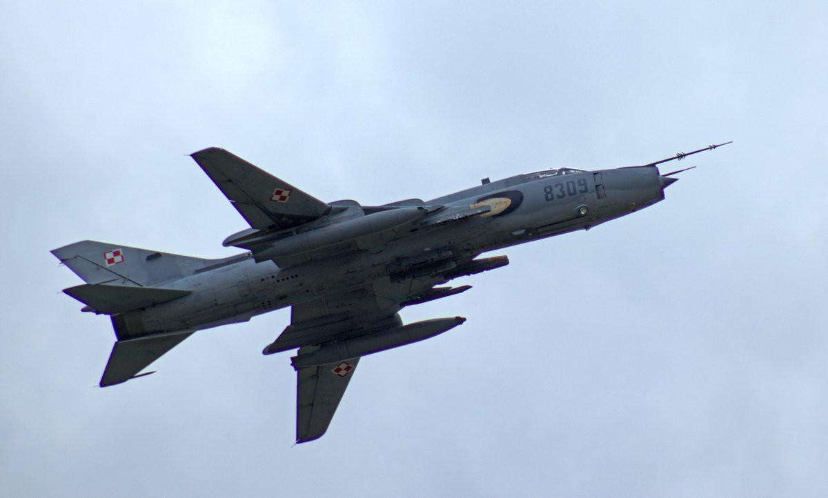 Tuy càng ngày càng chuộng máy bay NATO, thế nhưng vì vấn đề ngân sách, Ba Lan vẫn tiếp tục duy trì dòng máy bay cũ Su-22M4 do Liên Xô sản xuất. Nguồn ảnh: Bmpd