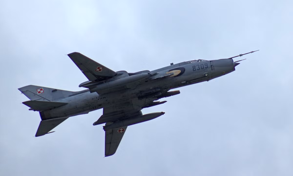 Tuy càng ngày càng chuộng máy bay NATO, thế nhưng vì vấn đề ngân sách, Ba Lan vẫn tiếp tục duy trì dòng máy bay cũ Su-22M4 do Liên Xô sản xuất. Nguồn ảnh: Bmpd