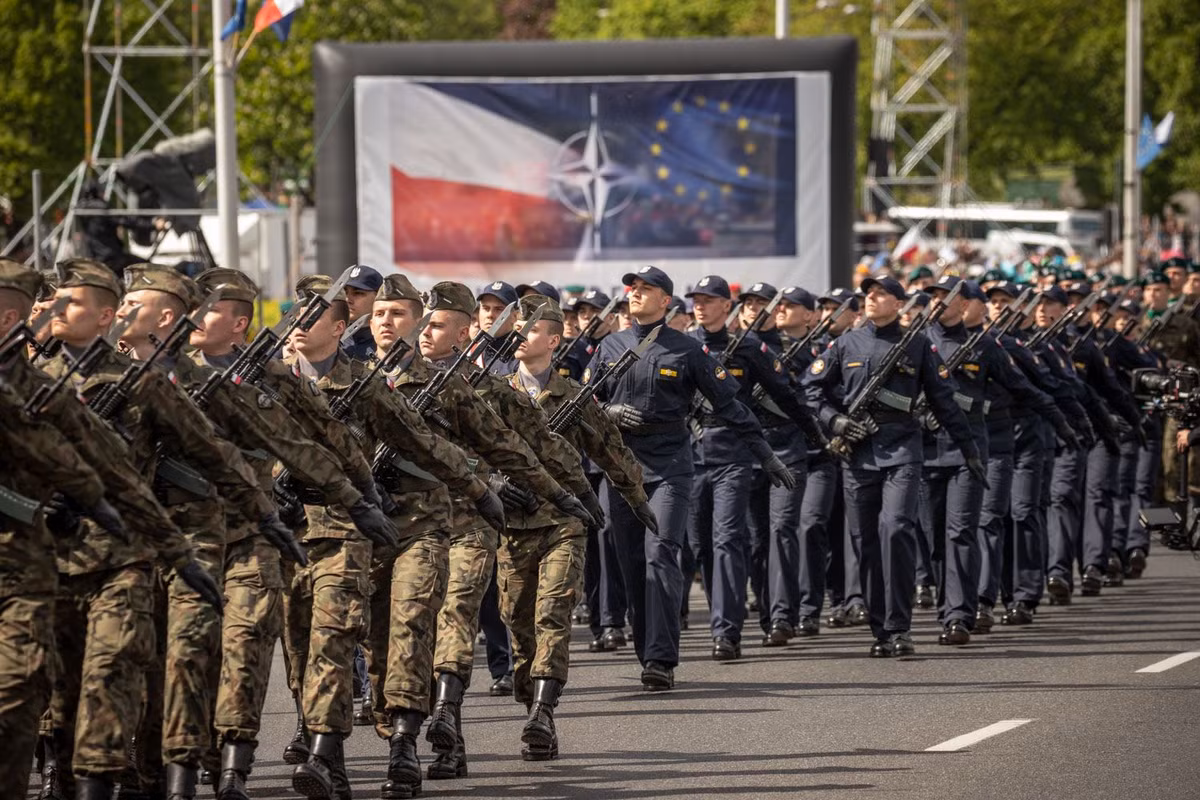 Bởi chỉ với 2 dịp kỷ niệm gia nhập tổ chức quân sự và cộng đồng EU mà phải tiến hành cuộc duyệt binh tốn kém là điều hiếm thấy. Nguồn ảnh: Bmpd