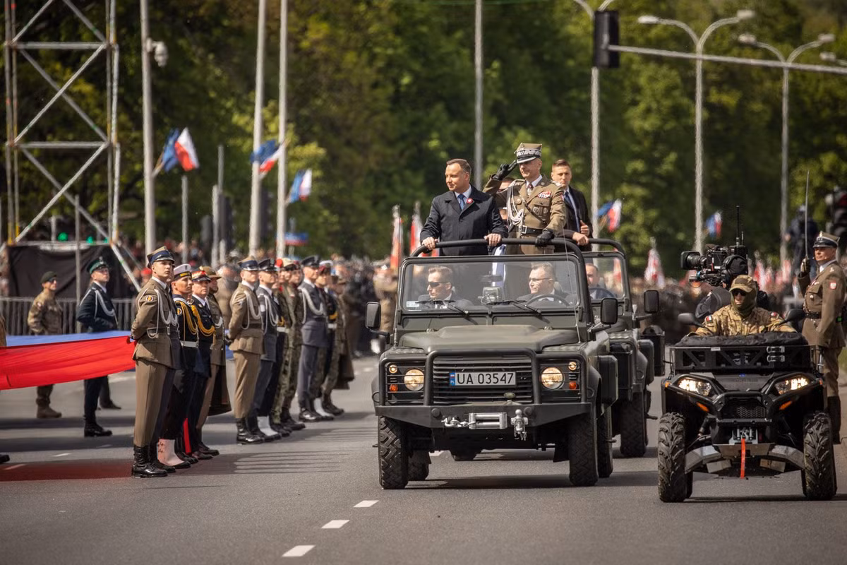 Hôm 3/5, tại Thủ đô Warsaw, Quân đội Ba Lan đã tiến hành cuộc duyệt binh kỷ niệm 20 năm gia nhập khối quân sự NATO và 15 năm gia nhập Liên minh châu Âu (EU). Cuộc duyệt binh được tổ chức với quy mô tương đối lớn, khoe nhiều vũ khí khí tài hiện đại, tuy nhiên mục đích hành động này e là hiếm thấy. Nguồn ảnh: Bmpd