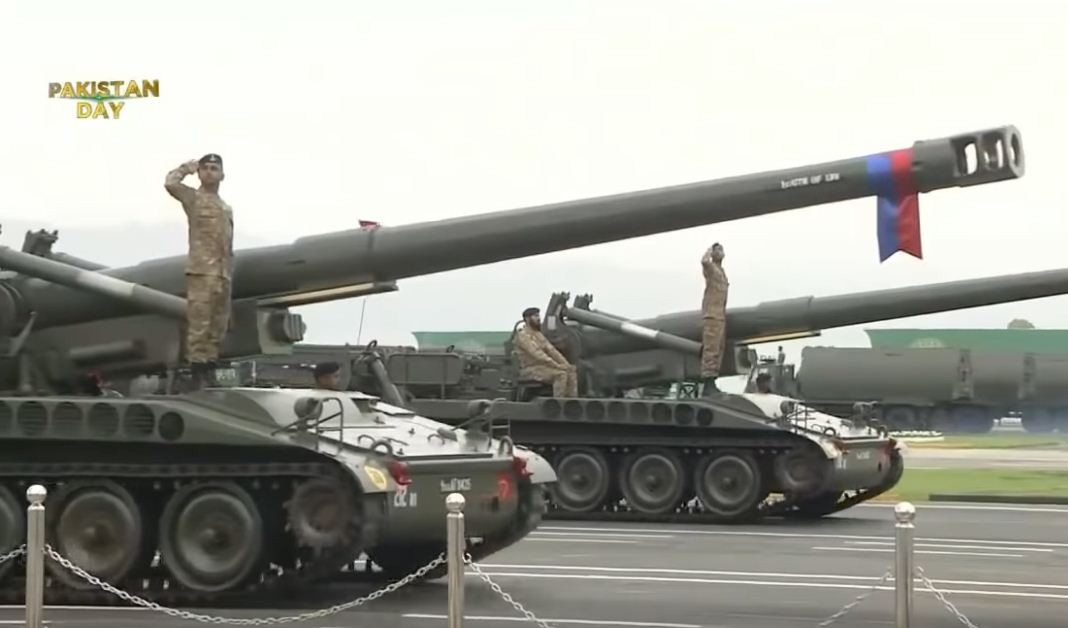 Pháo tự hành M110 203mm - cỡ pháo tự hành to nhất trong biên chế Quân đội Pakistan hiện nay. Tuy nhiên, loại pháo đóng vai trò chủ lực phải là khẩu M109 với số lượng 389 khẩu do Mỹ sản xuất. Nguồn ảnh: Bmpd