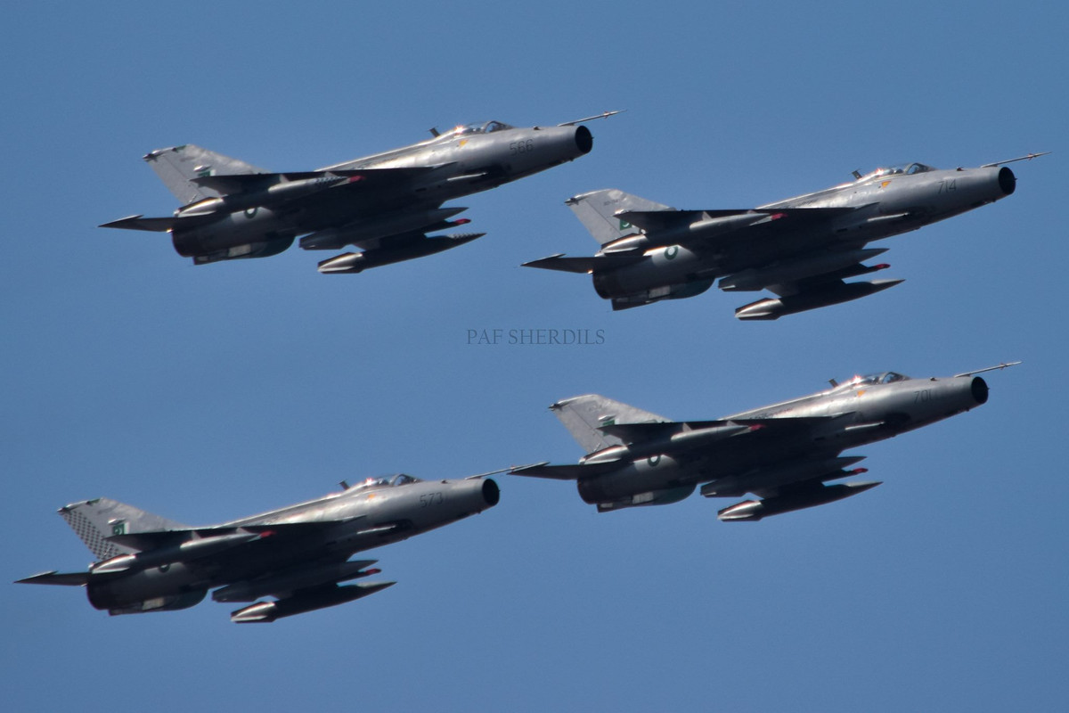 Và 139 chiếc tiêm kích hạng nhẹ F-7PG được Trung Quốc sản xuất theo mẫu chiến đấu cơ MiG-21 của Liên Xô. Nguồn ảnh: Bmpd