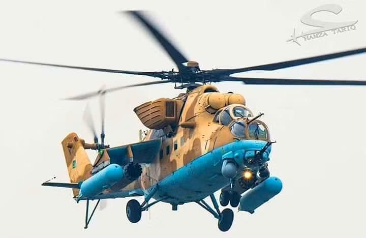 Về trực thăng, Pakistan vẫn chưa nhập khẩu từ Trung Quốc mà hiện vẫn tin vào Nga và Mỹ. Trong ảnh, trực thăng Mi-35M lần đầu tham gia duyệt binh. Nguồn ảnh: Bmpd