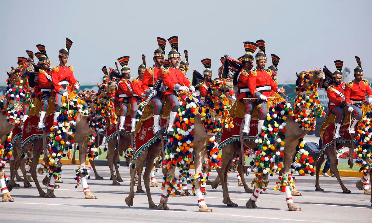 Khối kỵ binh cưỡi lạc đà là một trong những nét riêng cuộc duyệt binh ở Pakistan. Nguồn ảnh: Bmpd