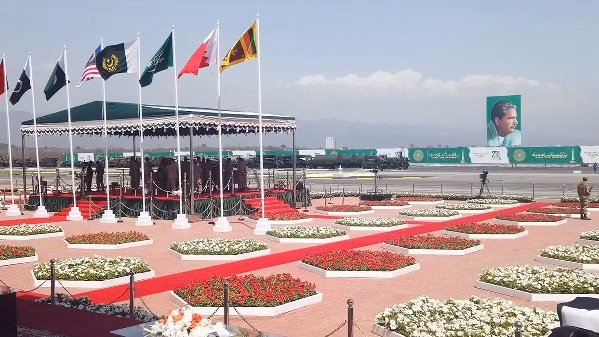 Cuộc duyệt binh có sự tham gia của khoảng 4.000 binh sĩ trong đó bao gồm cả các khối danh dự tới từ Brunei, Azerbaijan, Bahrain, Saudi Arabia và Sri Lanka. Nguồn ảnh: Bmpd