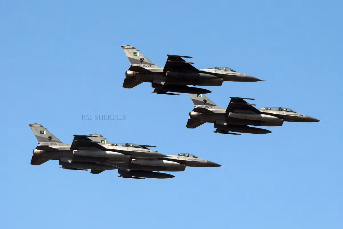 Trong ảnh, các tiêm kích F-16 chủ lực của Không quân Pakistan trình diễn trên bầu trời Islamabad. Mặc dù là tiêm kich số 1, tuy nhiên theo thỏa thuận với Mỹ, Pakistan không được phép sử dụng F-16 chiến đấu với bất kỳ quốc gia nào ngoại trừ quân khủng bố...Nguồn ảnh: Bmpd