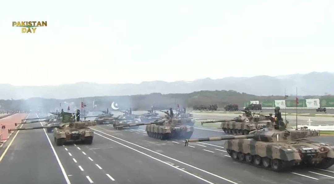 Quân đội Pakistan hiện được xem là một trong những lực lượng quân sự mạnh ở châu Á với quân số thường trực lên tới 650.000 người và được trang bị hiện đại với một loạt vũ khí Mỹ, Nga, Trung Quốc sản xuất. Trong ảnh, xe tăng chủ lực hiện đại nhất Pakistan Al-Khalid. Nguồn ảnh: Bmpd