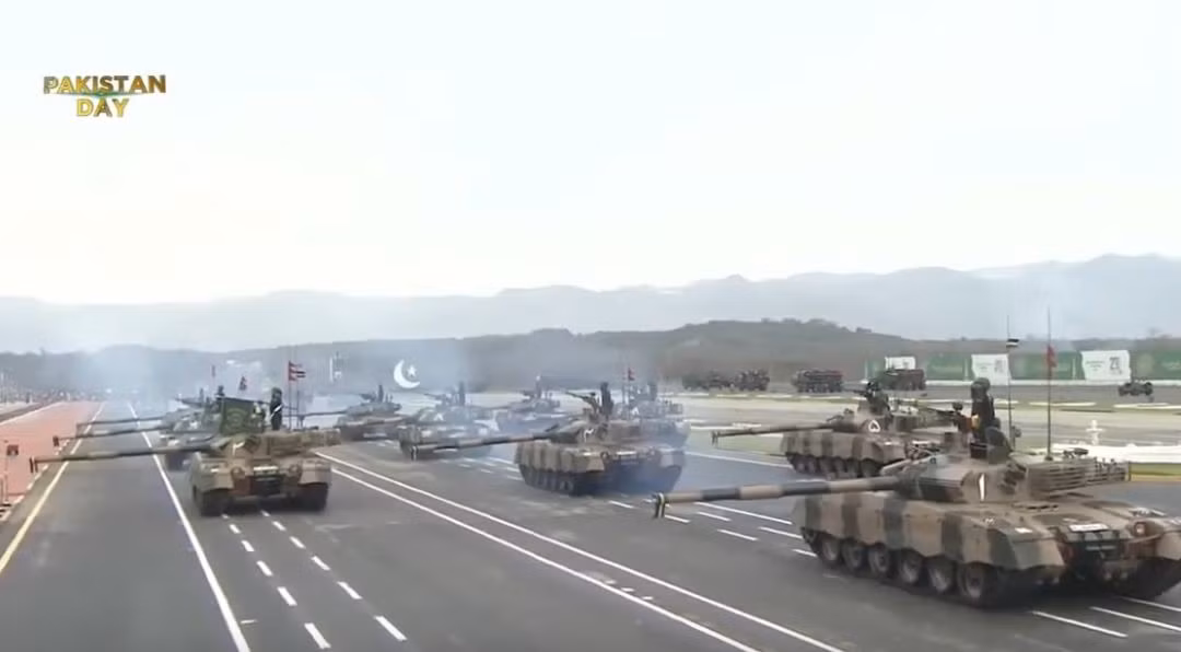 Quân đội Pakistan hiện được xem là một trong những lực lượng quân sự mạnh ở châu Á với quân số thường trực lên tới 650.000 người và được trang bị hiện đại với một loạt vũ khí Mỹ, Nga, Trung Quốc sản xuất. Trong ảnh, xe tăng chủ lực hiện đại nhất Pakistan Al-Khalid. Nguồn ảnh: Bmpd