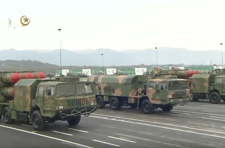 Trong khoảng 20 năm trở lại đây, vũ khí Trung Quốc ngày càng chiếm số lượng lớn trong Quân đội Pakistan từ súng ống hạng nhẹ tới pháo binh, xe tăng và cả tên lửa phòng không hay máy bay. Trong ảnh là bệ phóng tự hành tổ hợp phòng không LY-80 do Trung Quốc sản xuất duyệt binh tại “trái tim” Pakistan. Nguồn ảnh: Bmpd