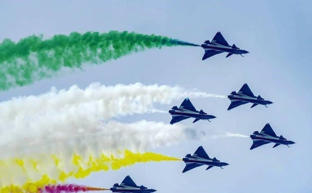 Phi đội Bát Nhất của Không quân Trung Quốc tham gia biểu diễn tại cuộc duyệt binh. Trung Quốc đang cố gắng chào hàng tiêm kích FC-20 – phiên bản xuất khẩu của J-10 tới Pakistan. Nguồn ảnh: Bmpd