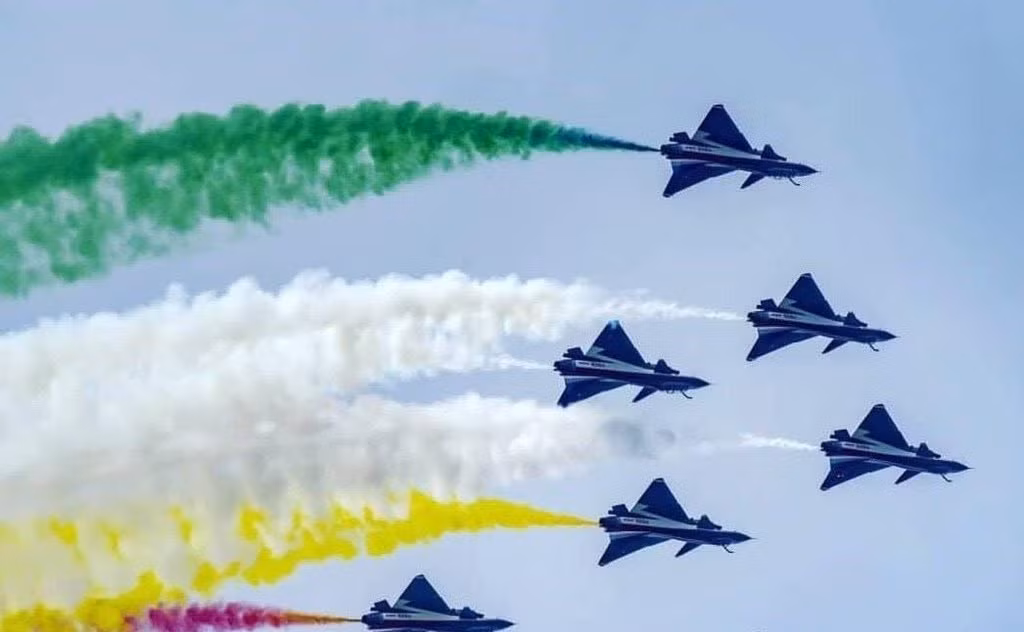 Phi đội Bát Nhất của Không quân Trung Quốc tham gia biểu diễn tại cuộc duyệt binh. Trung Quốc đang cố gắng chào hàng tiêm kích FC-20 – phiên bản xuất khẩu của J-10 tới Pakistan. Nguồn ảnh: Bmpd