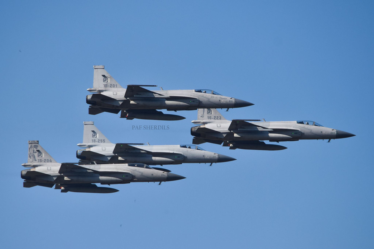 Thế nên, các máy bay tiêm kích Trung Quốc hiện nay được xem là “lựa chọn số 1” nếu có xung đột với Ấn Độ. Hiện Pakistan có trong tay hơn 100 chiếc JF-17 Thunder sản xuất theo thiết kế của Thành Đô. Nguồn ảnh: Bmpd