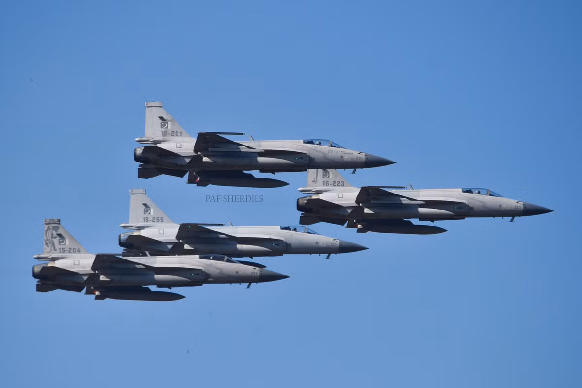 Thế nên, các máy bay tiêm kích Trung Quốc hiện nay được xem là “lựa chọn số 1” nếu có xung đột với Ấn Độ. Hiện Pakistan có trong tay hơn 100 chiếc JF-17 Thunder sản xuất theo thiết kế của Thành Đô. Nguồn ảnh: Bmpd