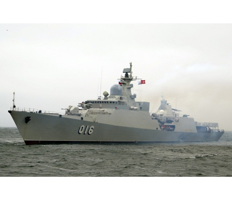 Chiến hạm Trần Hưng Đọa và Quang Trung có chiều dài 102,4 m, rộng 14,7 m, mớm nước 5,6 m, lượng giãn nước toàn tải 2.200 tấn, tốc độ tối đa 29 hải lý/giờ (53 km/giờ), phạm vi hoạt động 7.000 km, thời gian hoạt động liên tục trên biển 20 ngày. Tàu có khả năng tìm diệt các tàu mặt nước của đối phương từ xa ở cự ly đến 130 km, chỉ với 1 - 2 quả tên lửa. Hoặc bất kể một đầu tự dẫn tên lửa hay máy bay, trực thăng nào lao vào tàu đều trở thành mồi cho tổ hợp pháo - tên lửa phòng không đa năng Palma, tốc độ bắn 10.000 phát/phút với tầm bắn đến 8.000 m, làm nhiệm vụ bảo vệ toàn bộ tuyến phòng không cho tàu và biên đội tác chiến. Nguồn ảnh: TTXVN