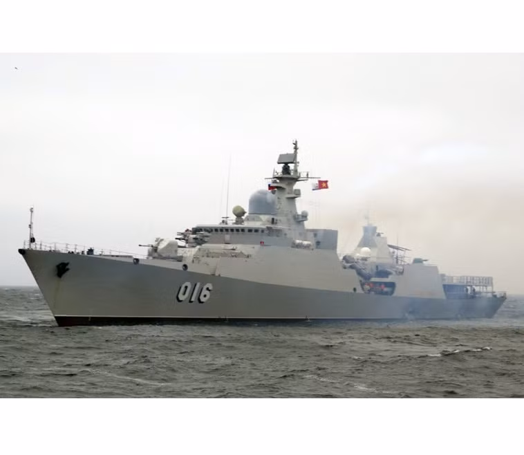 Chiến hạm Trần Hưng Đọa và Quang Trung có chiều dài 102,4 m, rộng 14,7 m, mớm nước 5,6 m, lượng giãn nước toàn tải 2.200 tấn, tốc độ tối đa 29 hải lý/giờ (53 km/giờ), phạm vi hoạt động 7.000 km, thời gian hoạt động liên tục trên biển 20 ngày. Tàu có khả năng tìm diệt các tàu mặt nước của đối phương từ xa ở cự ly đến 130 km, chỉ với 1 - 2 quả tên lửa. Hoặc bất kể một đầu tự dẫn tên lửa hay máy bay, trực thăng nào lao vào tàu đều trở thành mồi cho tổ hợp pháo - tên lửa phòng không đa năng Palma, tốc độ bắn 10.000 phát/phút với tầm bắn đến 8.000 m, làm nhiệm vụ bảo vệ toàn bộ tuyến phòng không cho tàu và biên đội tác chiến. Nguồn ảnh: TTXVN