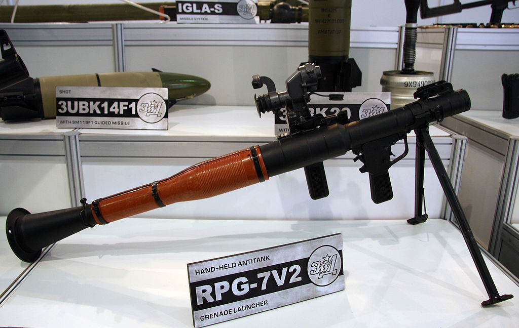 Hợp đồng mua số lượng lớn súng chống tăng RPG-7V2 cùng đạn dược đã được ký kết giữa Bộ trưởng Quốc phòng Philippines Delfin Lorenzana và Tổng Giám đốc Công ty Rosoboronexport - Alexander Mikheev hồi tháng 10/2017 bên lề Hội nghị Bộ trưởng Quốc phòng ASEAN lần thứ 4 tại Clark. Nguồn ảnh: Vitaly-Kuzmin