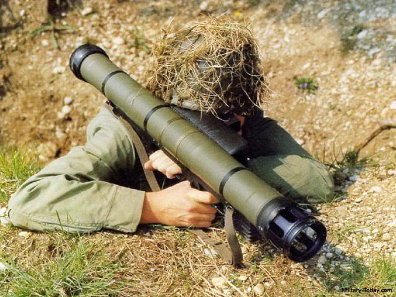 Còn Armburst là súng chống tăng hạng nhẹ do Tây Đức sản xuất, sau Singapore mua lại giấy phép chế tạo trong nước. Nó có tầm bắn hiệu quả khoảng 300m, xuyên thép 300mm. Nguồn ảnh: Wikipedia