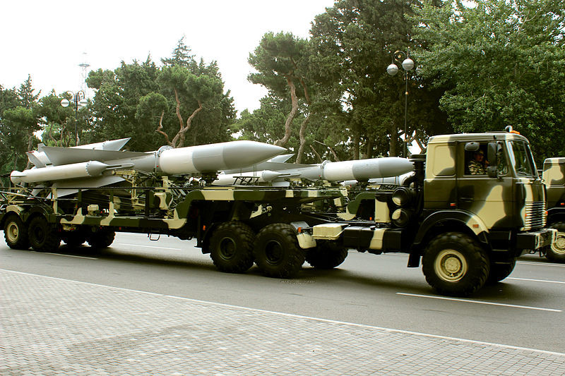 S-200 (NATO định danh là SA-5 Gammon) từng được xem là "niềm mơ ước" của nhiều quốc gia trên thế giới muốn tăng cường khả năng phòng thủ trên không. Nó được NPO Almaz phát triển từ đầu những năm 1960 để tiêu diệt các loại máy bay ném bom chiến thuật, chiến lược tầm cực cao và tầm cực xa, có thể bảo vệ vùng lãnh thổ cực kỳ rộng lớn. Nguồn ảnh: Wikipedia