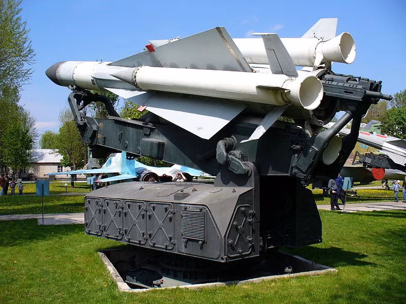 Có tính năng kỹ chiến thuật khủng khiếp, người ta đặt nhiều kỳ vọng vào việc S-200 có thể làm nên chuyện gì đó “kinh thiên động địa”. Tuy nhiên, “người tính luôn không bằng trời tính”, suốt thời gian dài từ 1967 tới tận năm 2015 nó mới thực sự tham chiến. Thời điểm này S-200 bị coi là “lạc hậu”, có lẽ vì thế mà “cơn ác mộng” một thời trở thành thứ vũ khí “thảm họa”. Nguồn ảnh: Wikipedia