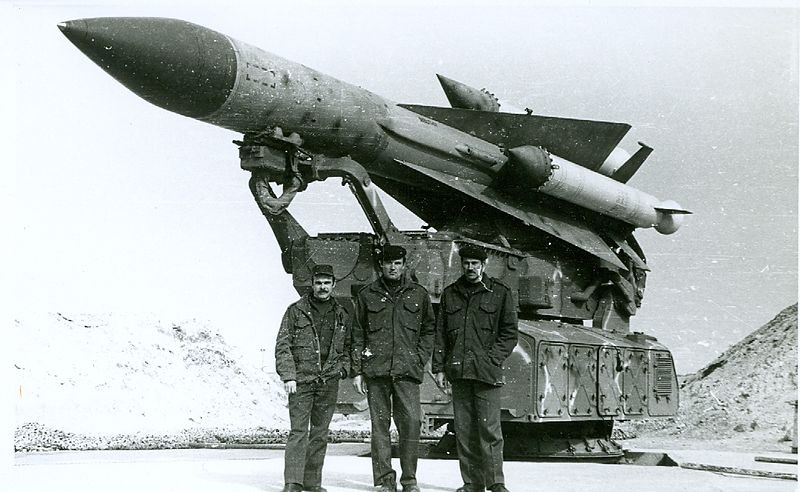 Đúng ra thì S-200 được trang bị cho Quân đội Syria từ tháng 1/1983 dưới thời Liên Xô. Tuy nhiên, ở giai đoạn này thì S-200 có dính dáng một phần tới Quân đội Nga khi Moscow tham gia việc hỗ trợ sửa chữa, nâng cấp các khí tài S-200 sử dụng để bảo vệ vùng trời Syria trước các thế lực thù địch bên ngoài. Nguồn ảnh: Wikipedia