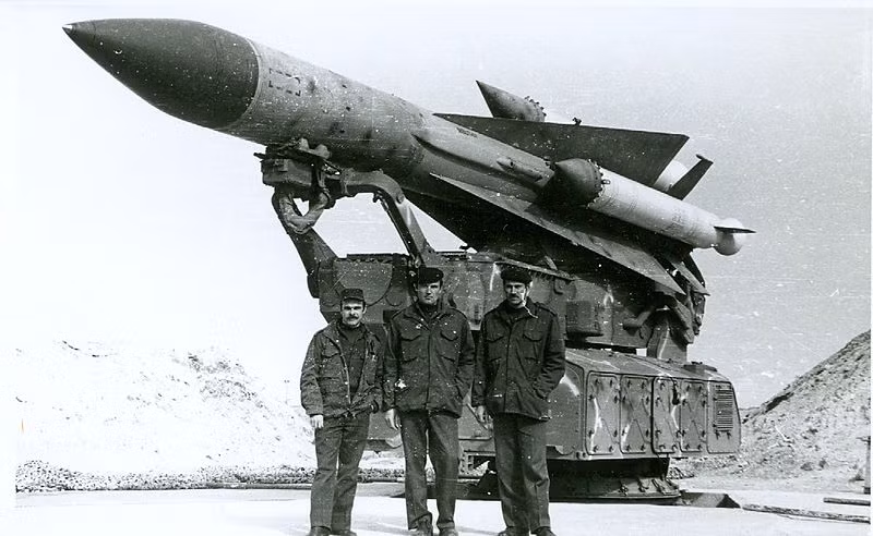 Đúng ra thì S-200 được trang bị cho Quân đội Syria từ tháng 1/1983 dưới thời Liên Xô. Tuy nhiên, ở giai đoạn này thì S-200 có dính dáng một phần tới Quân đội Nga khi Moscow tham gia việc hỗ trợ sửa chữa, nâng cấp các khí tài S-200 sử dụng để bảo vệ vùng trời Syria trước các thế lực thù địch bên ngoài. Nguồn ảnh: Wikipedia