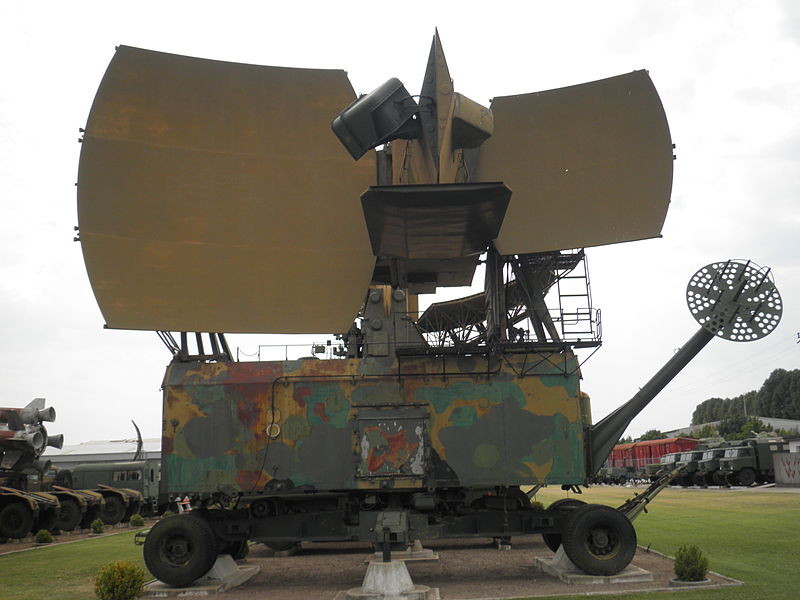 Trong ảnh là đài điều khiển hỏa lực 5N62 của tổ hợp S-200 có tầm trinh sát 270km, làm nhiệm vụ theo dõi và chiếu xạ vào mục tiêu. Một đài điều khiển loại này của Syria đã bị phá hủy bởi máy bay Israel hồi năm 2017. Nguồn ảnh: Wikipedia