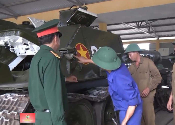 SU-100 được thiết kế theo kiểu cũ nên không tồn tại tháp pháo mà pháo chính được gắn chặt vào thân xe, mặt trước khá giày với giáp 75mm vát nghiêng tăng đáng kể khả năng bảo vệ trước đạn xuyên thép. Nguồn ảnh: Truyền hình Khu 5