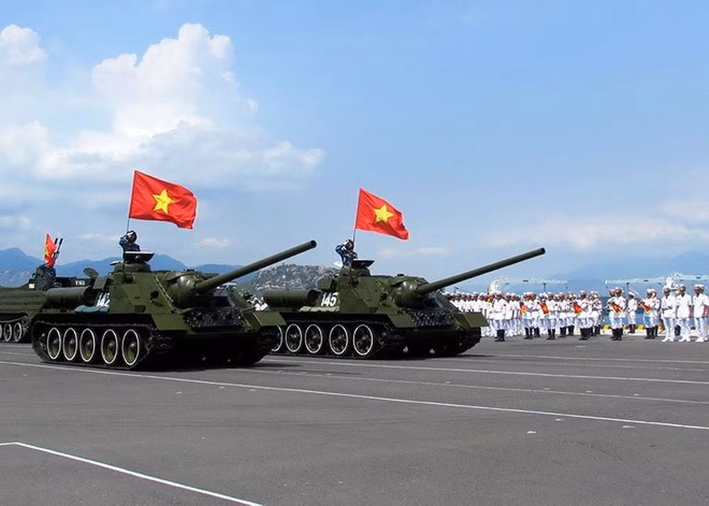 Cùng với SU-122 (định danh của Việt Nam dành cho 2S1 Gvozdika), SU-152 (định danh dành cho 2S3 Akatsiya), SU-100 là một trong những loại pháo tự hành có hỏa lực mạnh, cơ động cao nằm trong biên chế lực lượng vũ trang Việt Nam. Hiện nay, SU-100 tìm thấy trong lực lượng hải quân và một bộ phận lực lượng thiết giáp các quân khu, quân đoàn. Nguồn ảnh: Tiền Phong