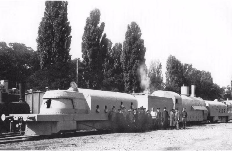 Thiết kế tàu bọc thép nhìn chung là không có nhiều sự nổi trội riêng biệt, đa phần nó đi theo con đường mòn là sử dụng khung bệ tàu hỏa thông thường, đắp thêm giáp trụ (thép + gỗ) và lắp pháo lớn cùng súng máy. Ảnh: Arms-Expo